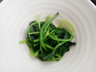 5、#咸味#菠菜海苔玉子烧,菠菜开水下锅焯一下去除草酸