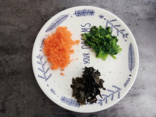 7、#咸味#菠菜海苔玉子烧,菠菜、胡萝卜、海苔三种颜色搭配在一起就很好看