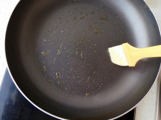 11、#咸味#菠菜海苔玉子烧,锅里刷少量油