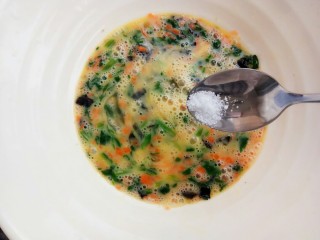 10、#咸味#菠菜海苔玉子烧,加入少量盐
