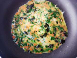 12、#咸味#菠菜海苔玉子烧,摊入蛋液