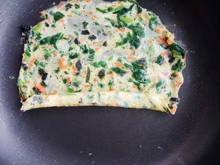 13、#咸味#菠菜海苔玉子烧,待蛋液凝固时卷起来