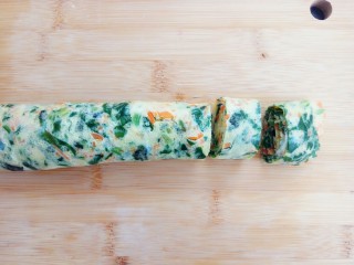 18、#咸味#菠菜海苔玉子烧,做好后切块就可以了，咸香嫩滑