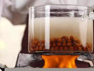 1、网红脏脏茶,清水煮沸，倒入珍珠粉圆