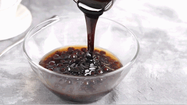 4、网红脏脏茶,取出部分珍珠倒入少许黑糖糖浆搅匀