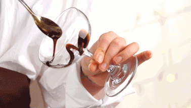 5、网红脏脏茶,用勺子将黑糖浆淋在容器壁，黑糖珍珠放入杯中