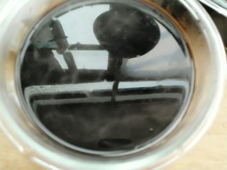 6、蔓越莓仙草冻,煮开后关火搅拌均匀倒出容器里