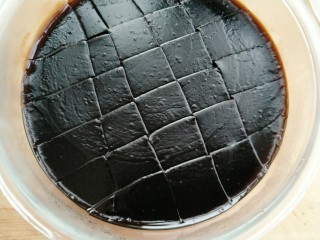 8、蔓越莓仙草冻,用水果刀划成喜欢的形状