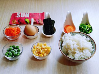 1、小熊便当套餐,准备食材，胡萝卜用模具压出圆形备用。