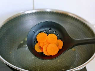 3、小熊便当套餐,胡萝卜片焯水，水开下锅，烫30秒捞出。