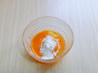 4、小熊便当套餐,1个鸡蛋磕碗里，加入淀粉。
