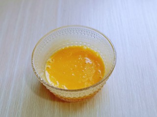 5、小熊便当套餐,用手动打蛋器打至均匀，切无干粉。