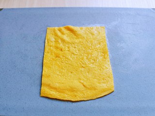 7、小熊便当套餐,煎好的蛋皮切出与便当盒一样的宽窄。(做小熊的被子)