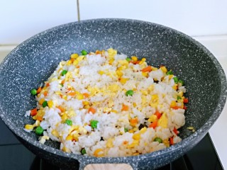 11、小熊便当套餐,小火炒饭，不断翻炒。