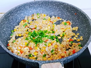 14、小熊便当套餐,加入切好的葱花翻炒均匀，关火出锅。