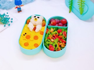 18、小熊便当套餐,还拌了一盒冰草沙拉，装了几颗提子。(冰草沙拉；冰草洗干净，加入沙拉汁，橄榄油，小番茄洗干净，切小块，加坚果拌均匀即可)