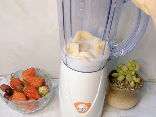 3、香蕉松饼????,加入100克牛奶,搅成泥。没有搅拌器也可以用勺子压成泥,是一样的,只不过一个更省力而已。