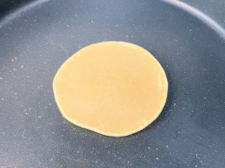 11、香蕉松饼????,翻面是这样的,很好看是不是????。翻面再小火煎一会就可以了。