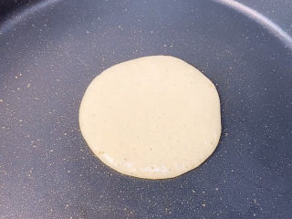 10、香蕉松饼????,煎锅不需要加油,松饼煎熟了以后是不会粘锅的。全程小火,这样不会煎焦掉。松饼一面起泡变色就可以翻面了。