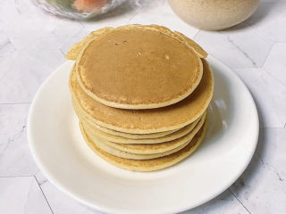 12、香蕉松饼????,这个配方大概可以煎出直径十厘米左右的饼七八块,够一次吃的量就好。