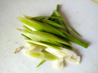 3、杏鲍菇尖椒炒鸡蛋,葱切丝