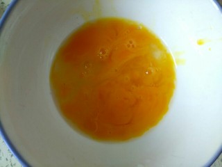 4、杏鲍菇尖椒炒鸡蛋,鸡蛋打散调匀