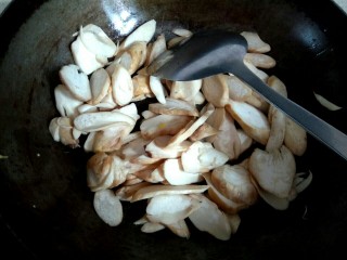 6、杏鲍菇尖椒炒鸡蛋,锅中放入少量植物油，放入杏鲍菇翻炒一会儿，加入小半碗清水烧开