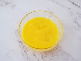 2、抹茶曲奇(玉米油版),鸡蛋打散