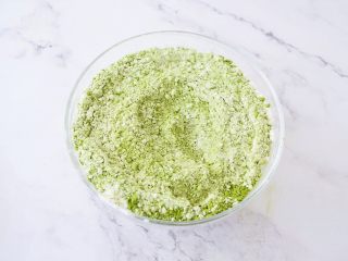 3、抹茶曲奇(玉米油版),低筋面粉和抹茶粉混合均匀备用