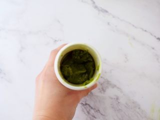 10、抹茶曲奇(玉米油版),再把曲奇面团装入曲奇枪里面,安装上喜欢的花片