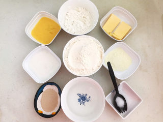 1、鸡蛋汉堡,准备食材：高筋面粉，鸡蛋液，黄油，牛奶，酵母，白砂糖，玉米油，精盐，奶粉，凉开水