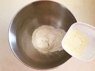 3、鸡蛋汉堡,加入奶粉