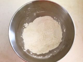 7、鸡蛋汉堡,搅拌均匀