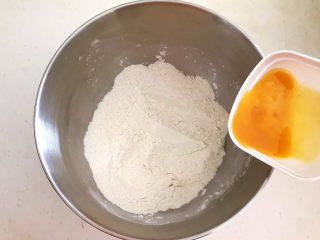 8、鸡蛋汉堡,加入鸡蛋液