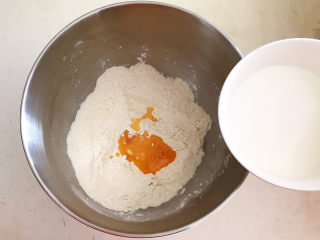 9、鸡蛋汉堡,奶粉用凉开水调匀