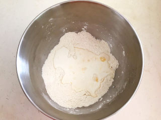 10、鸡蛋汉堡,加入面粉中