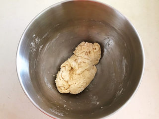 11、鸡蛋汉堡,揉成光滑的面团