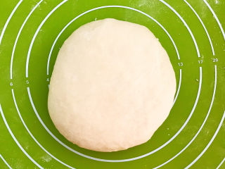 16、鸡蛋汉堡,把面团取出来，揉圆