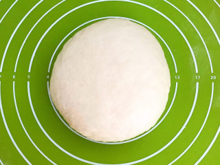 19、鸡蛋汉堡,把面团取出来，揉面排气