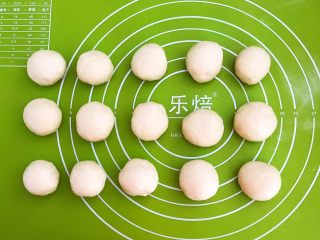 20、鸡蛋汉堡,把面团分成15个小面团，揉圆