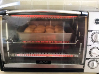 24、鸡蛋汉堡,把烤盘放入提前预热好的烤箱里，上下火200W，烤15分钟