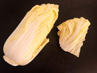 27、鸡蛋汉堡,大白菜清洗干净，切下白菜叶备用