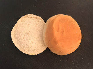 28、鸡蛋汉堡,把汉堡从中间切开