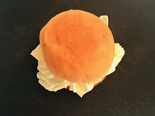 30、鸡蛋汉堡,再加入白菜叶，然后把汉堡合起来即可