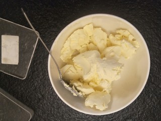 2、简单版轻乳酪蛋糕(8寸),先称出250克奶酪