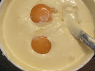 7、简单版轻乳酪蛋糕(8寸),打5个蛋黄慢慢搅入，搅均匀