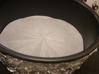 11、简单版轻乳酪蛋糕(8寸),模具下面垫张油纸我只有8寸活底模具我点了两层锡纸最好是固底模具，没有的同学也和我一样