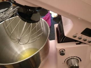 12、简单版轻乳酪蛋糕(8寸),五个蛋清准备好这次我们要打到湿性发泡，烤箱预热160度