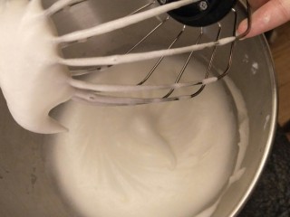 14、简单版轻乳酪蛋糕(8寸),大概这样可自然垂下且还有点流动性