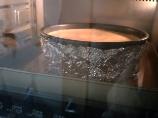 16、简单版轻乳酪蛋糕(8寸),烤盘倒入冷水160度烤20分钟(冷水会让烤箱温度降下一点)再转130度60分钟，烤好不要急着拿出来烤箱开一条缝自然冷却